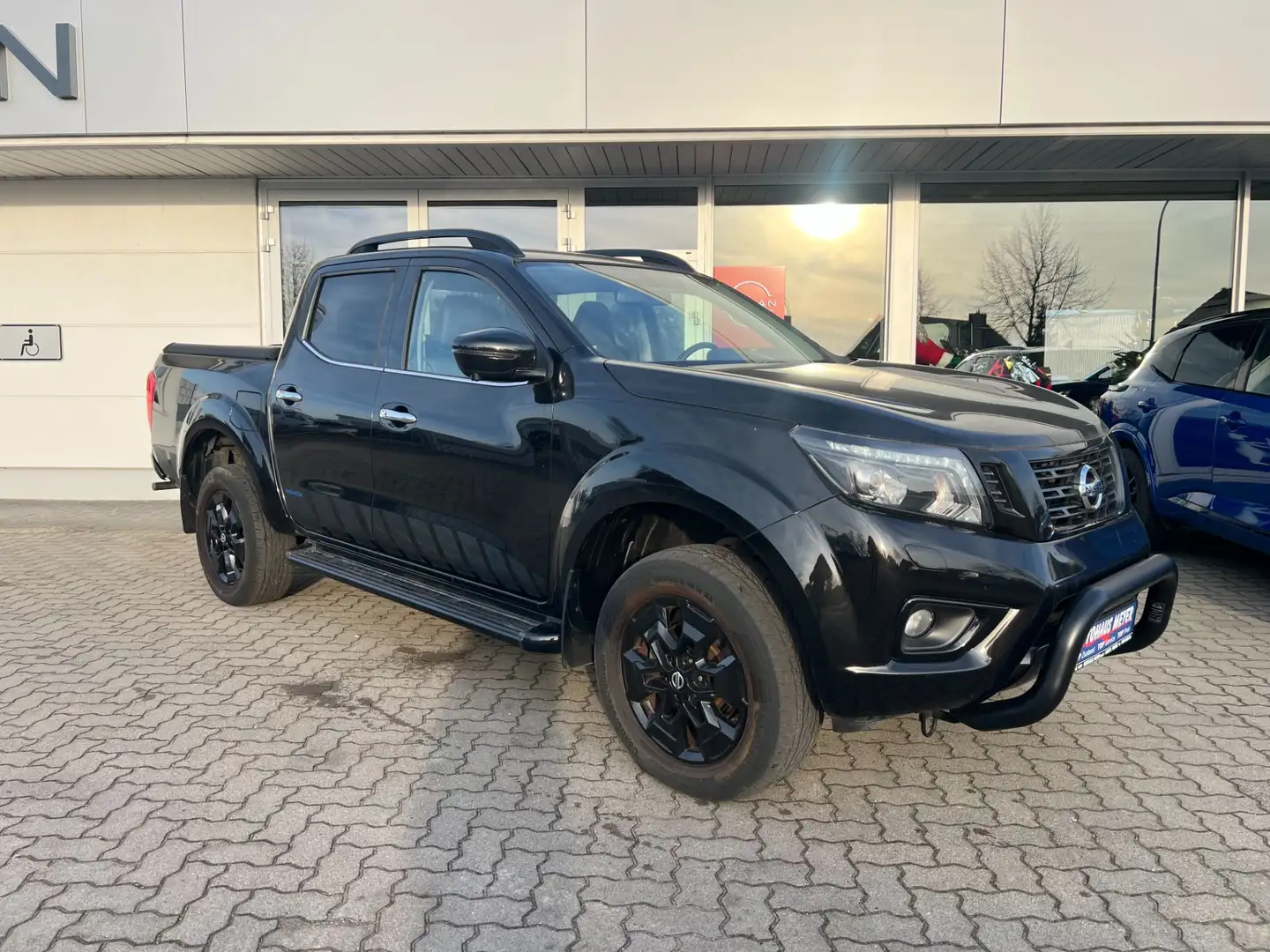 Nissan Navara 2.3 dCi N-Guard Double Cab 4x4 LED NAVI SHZ Schwarz - 1
