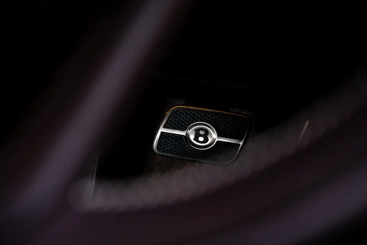 Bentley Flying Spur 2023 — фото 40