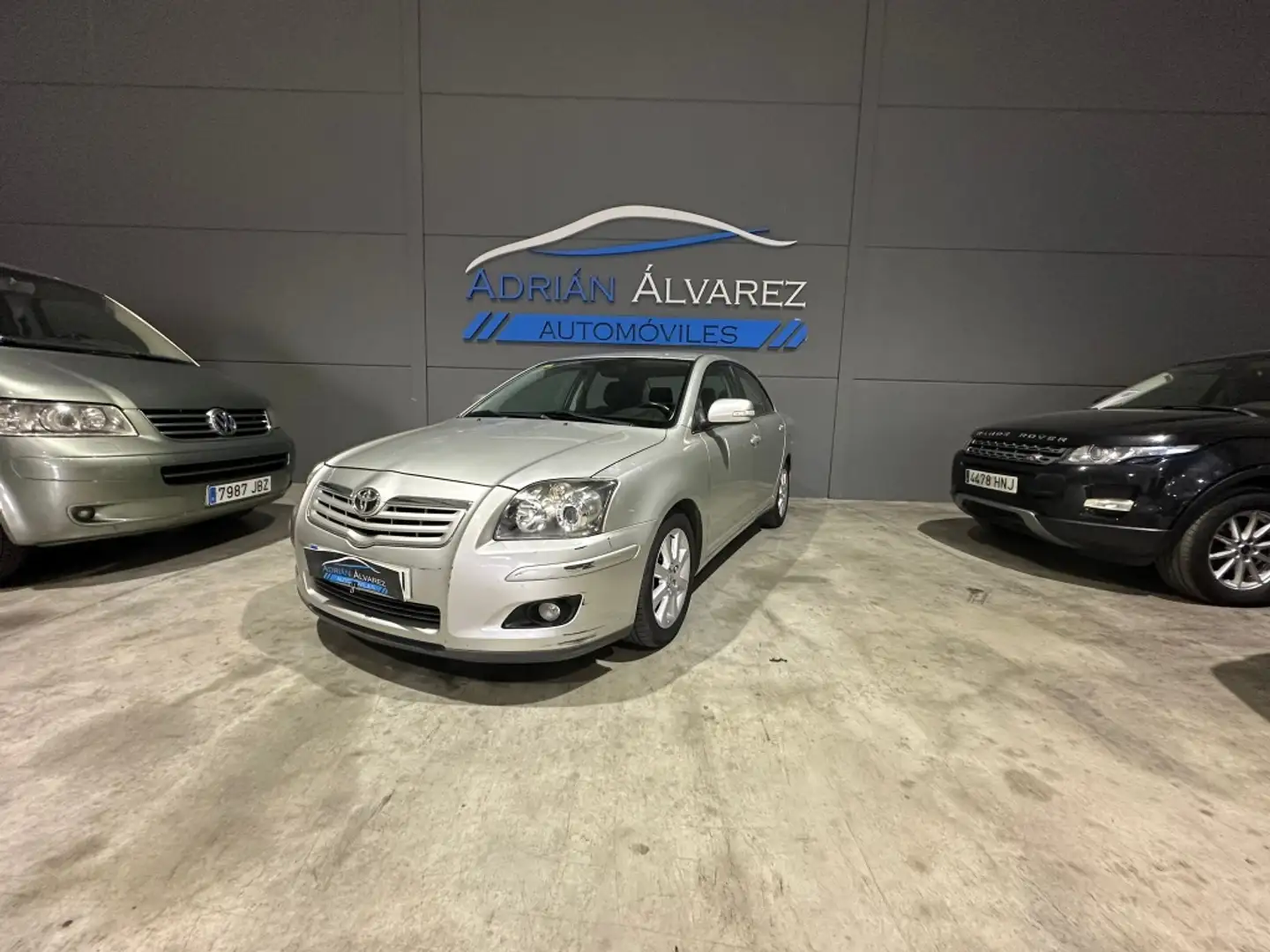 Toyota Avensis Berlina Manual de 5 Puertas Grau - 1