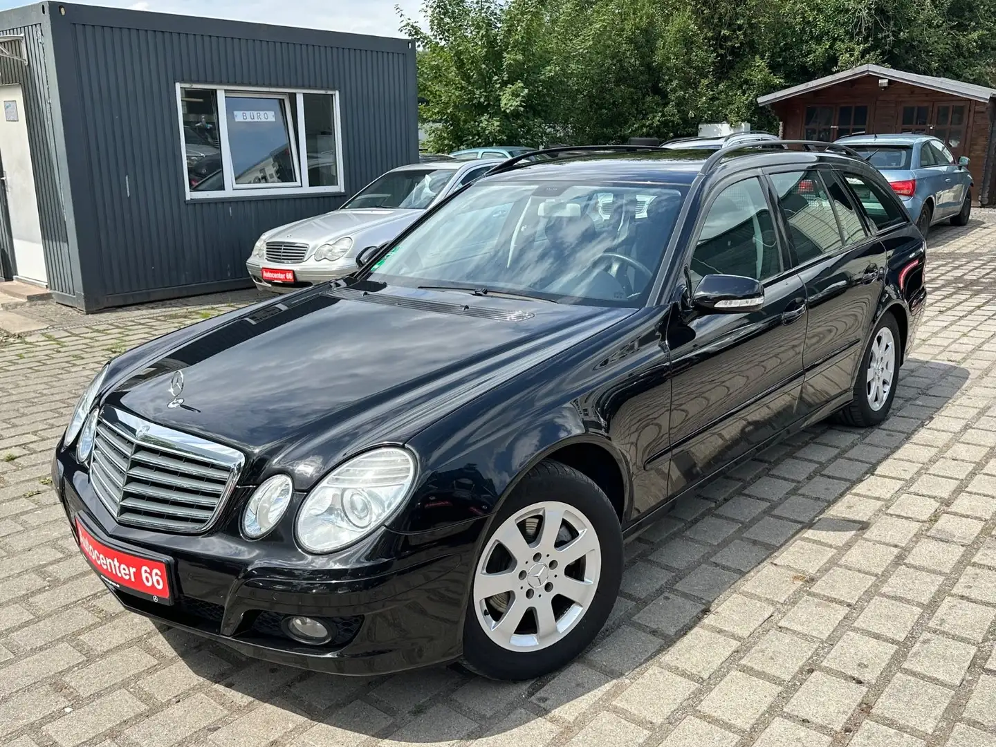 Mercedes-Benz E 200 T K Aut.*AHK*PDC*SHZ*TÜV NEU*TEMPOMAT Noir - 1