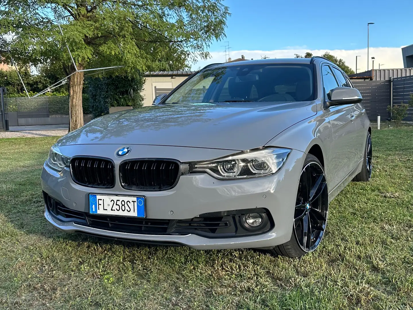 BMW 330 Serie 3 330dA Touring xdrive Luxury Šedá - 1