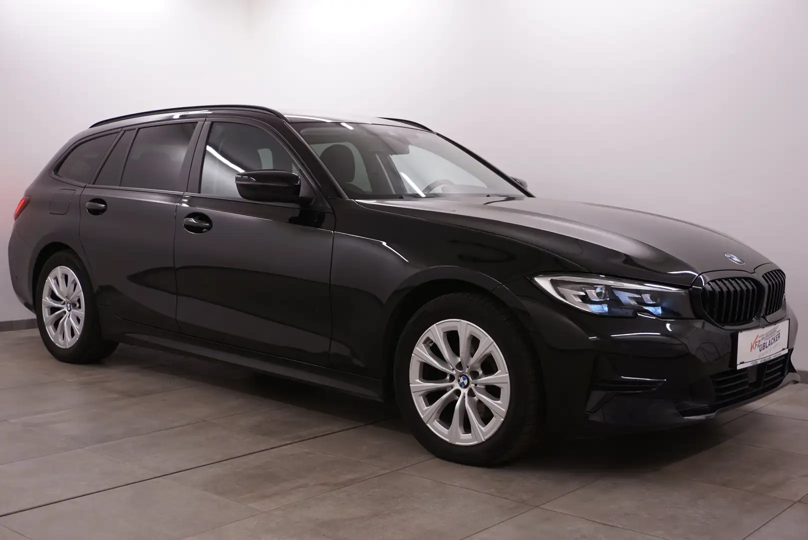 BMW 320 d // Rückfahrkamera // Abstandstempomat // Schwarz - 1