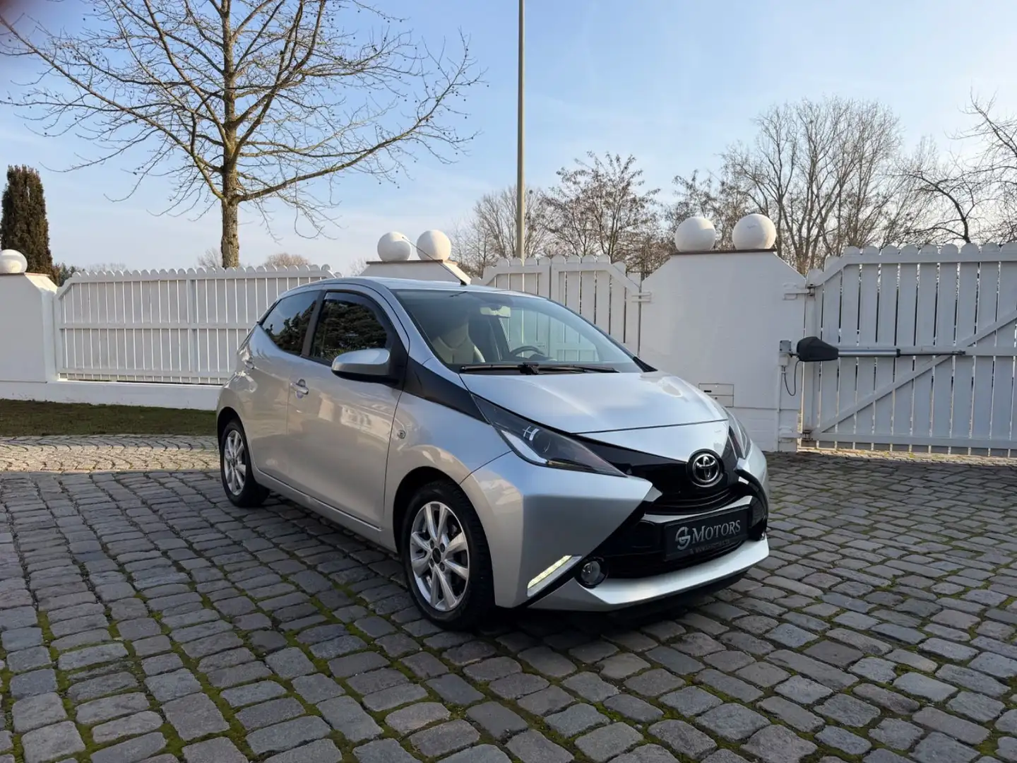 Toyota Aygo x-play touch/Klima/Kamera/Standheizung/TÜV Argent - 1