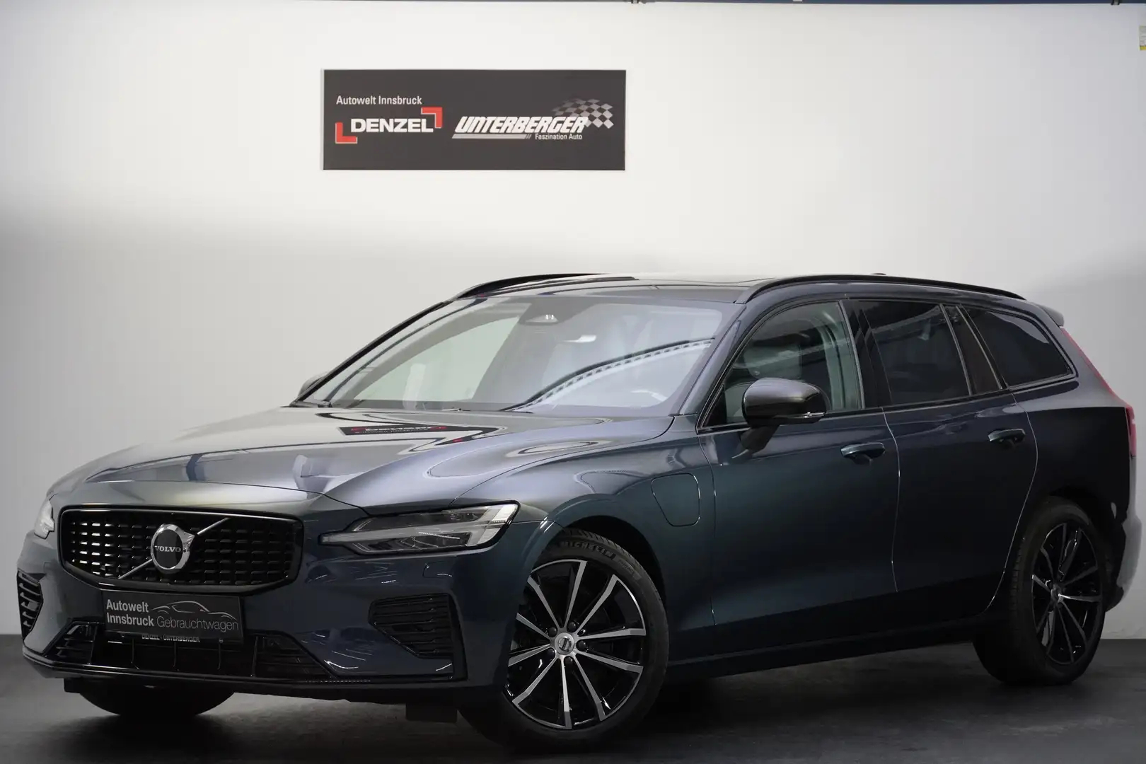 Volvo V60 T6 AWD Recharge PHEV Plus Dark Geartronic Blau - 2