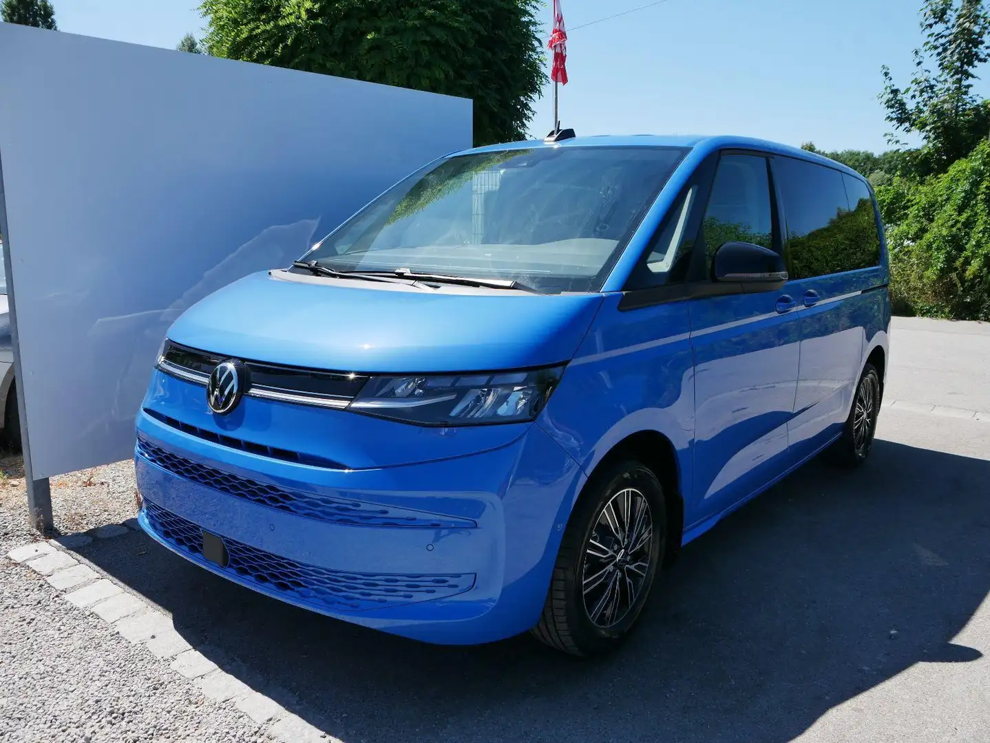 Volkswagen T7 Multivan Life 2.0 TDI *PDC*LED*SHZ* AHK-SCHWENKBAR*SMART... Blau - 1