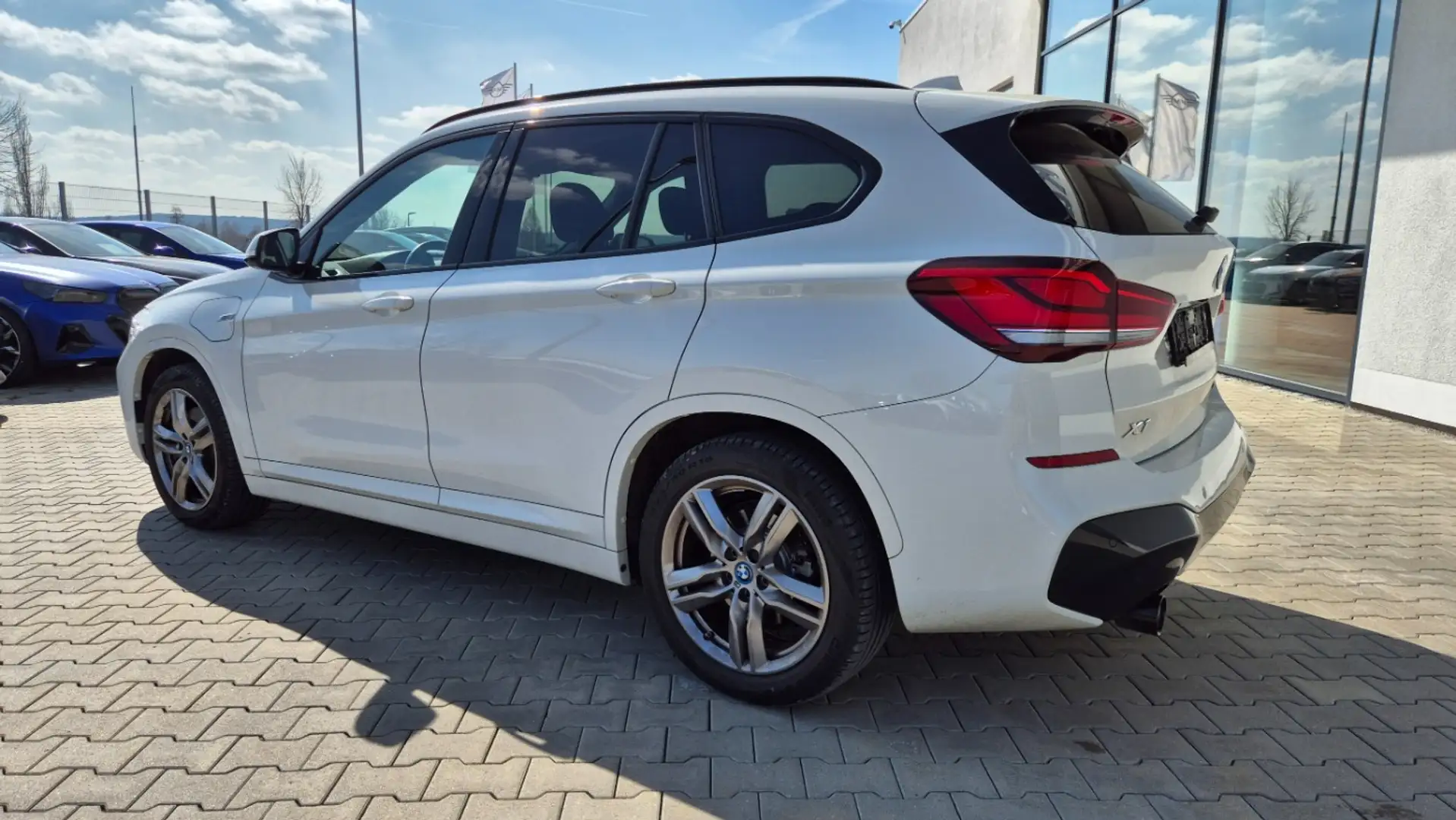 BMW X1 xDrive25e ///M-Sport/StHzg/ACC/AHK/Parkassist Weiß - 2