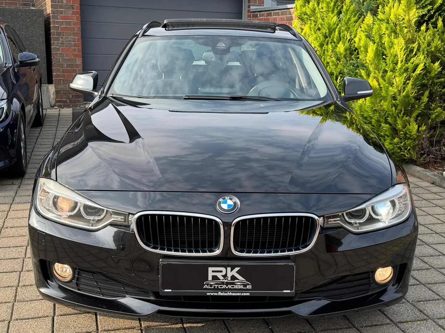 BMW 320 320 d xDrive AHK/Navi/Panoramadach - 2