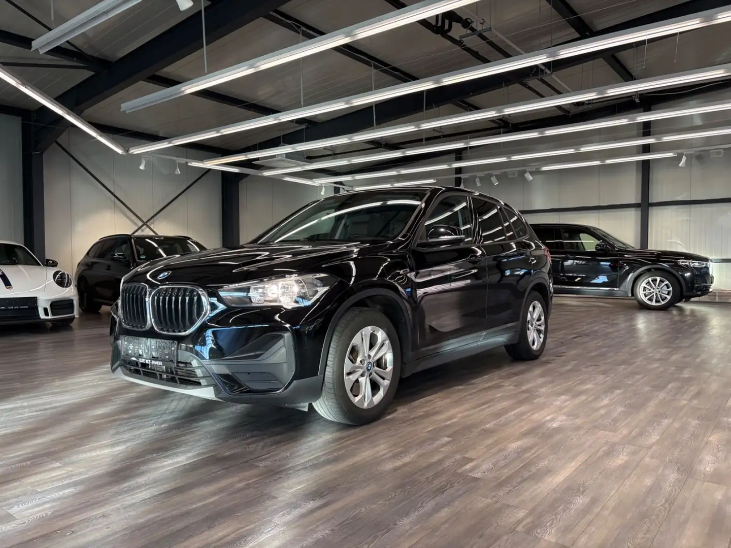 BMW X1 xDrive 25 e Advantage Schwarz - 1