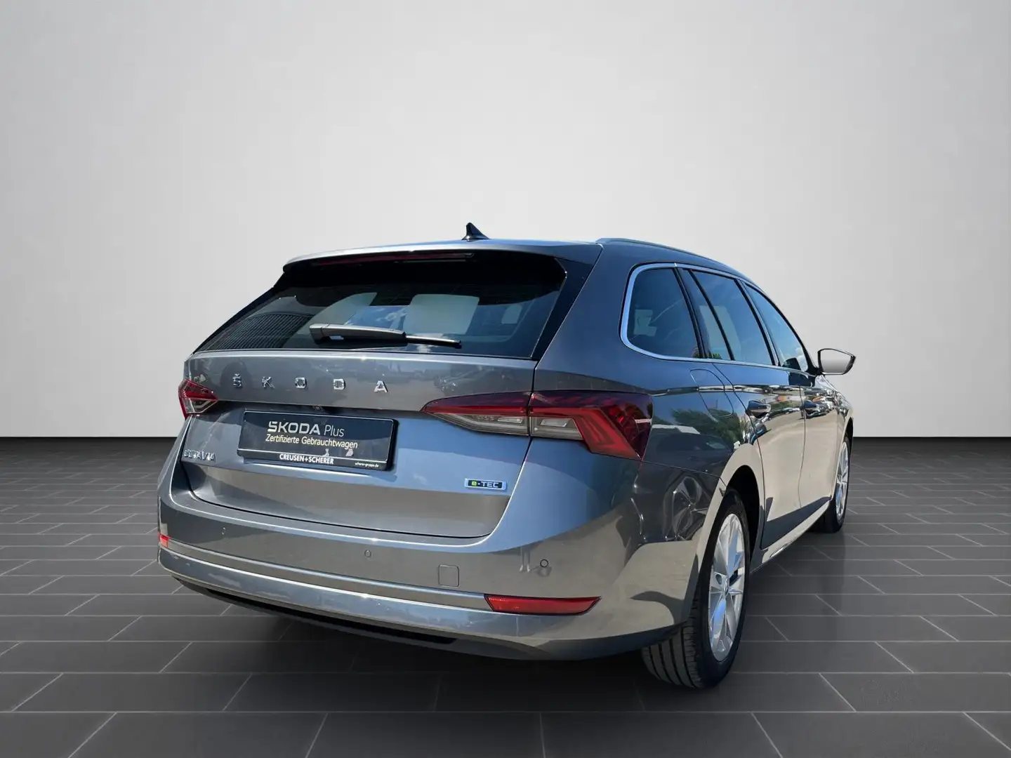 Skoda Octavia Combi 1.5 TSI DSG Style NAVI SHZ RFK MAT Grijs - 2