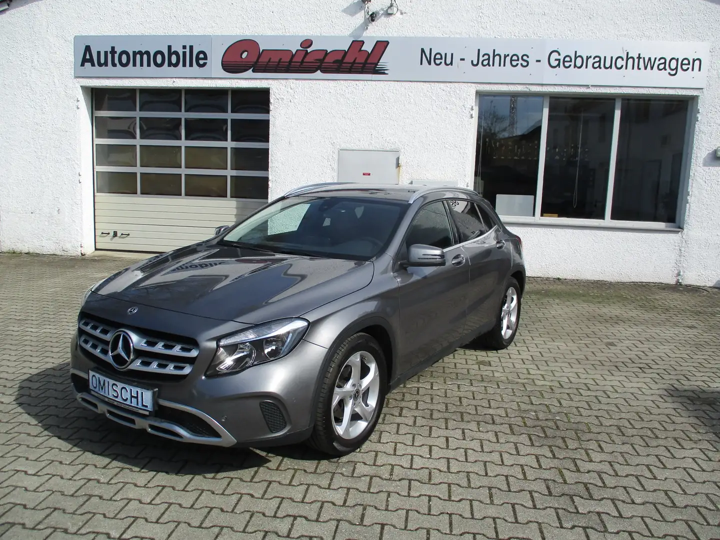 Mercedes-Benz GLA 200 Urban PDC SHZ NAVI Grau - 1