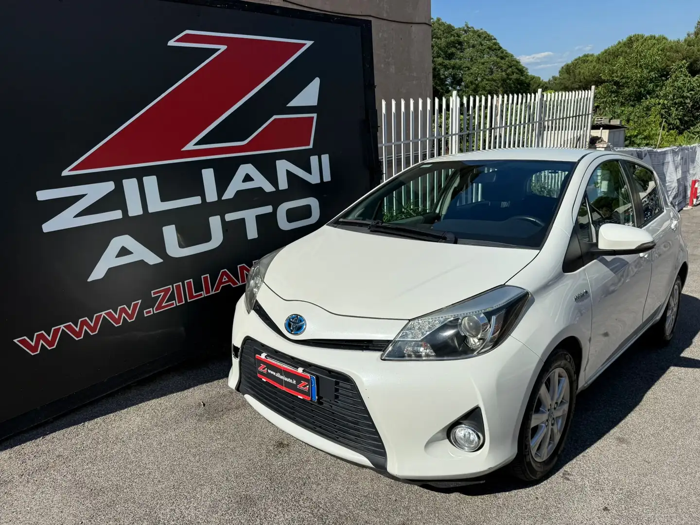 Toyota Yaris 1.5h LOUNGE RETROCAMERA..BLUETOOTH.. Bianco - 1