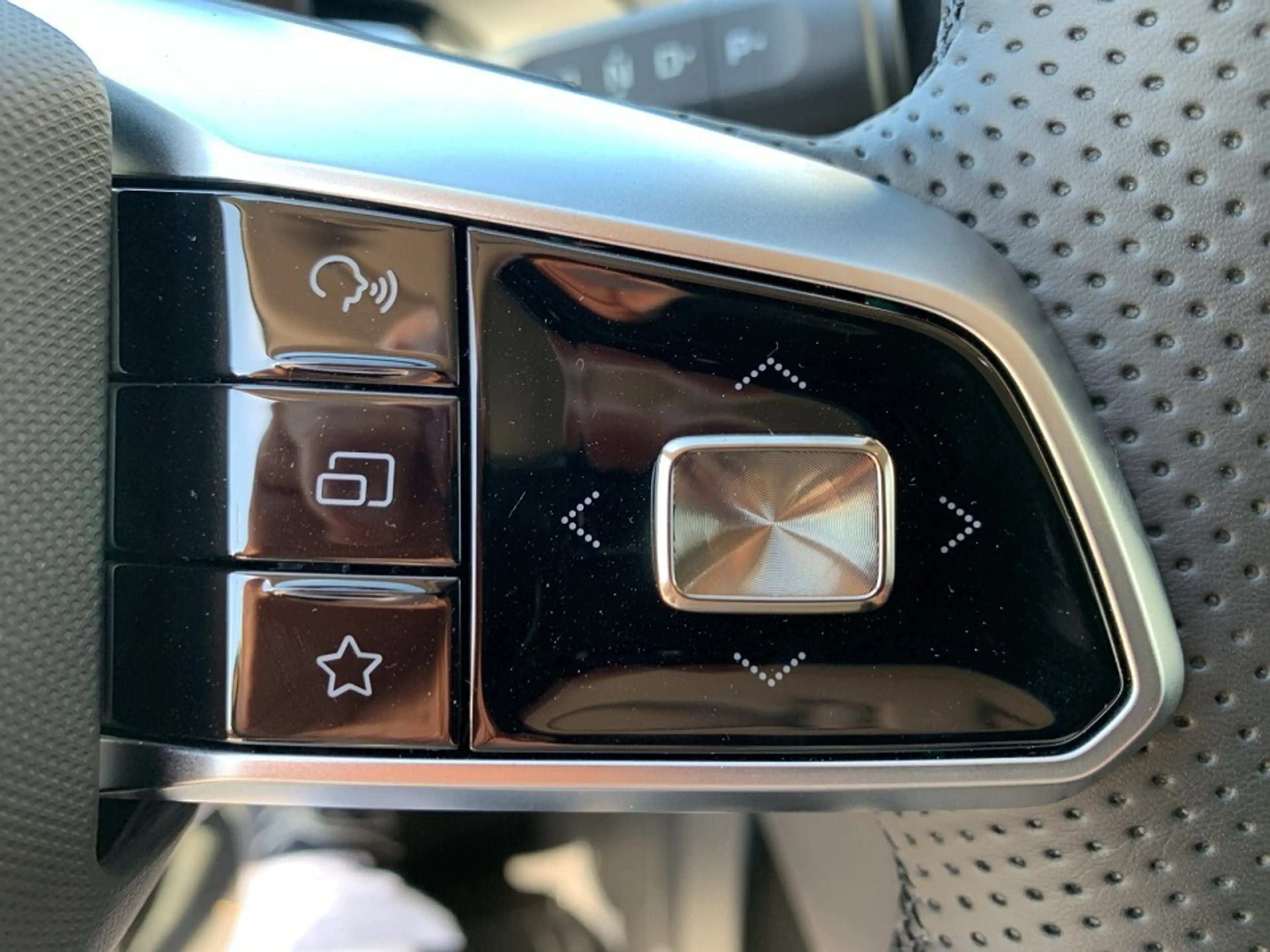 MG MG4 EV Urban 54 kWh Luxury — photo 14