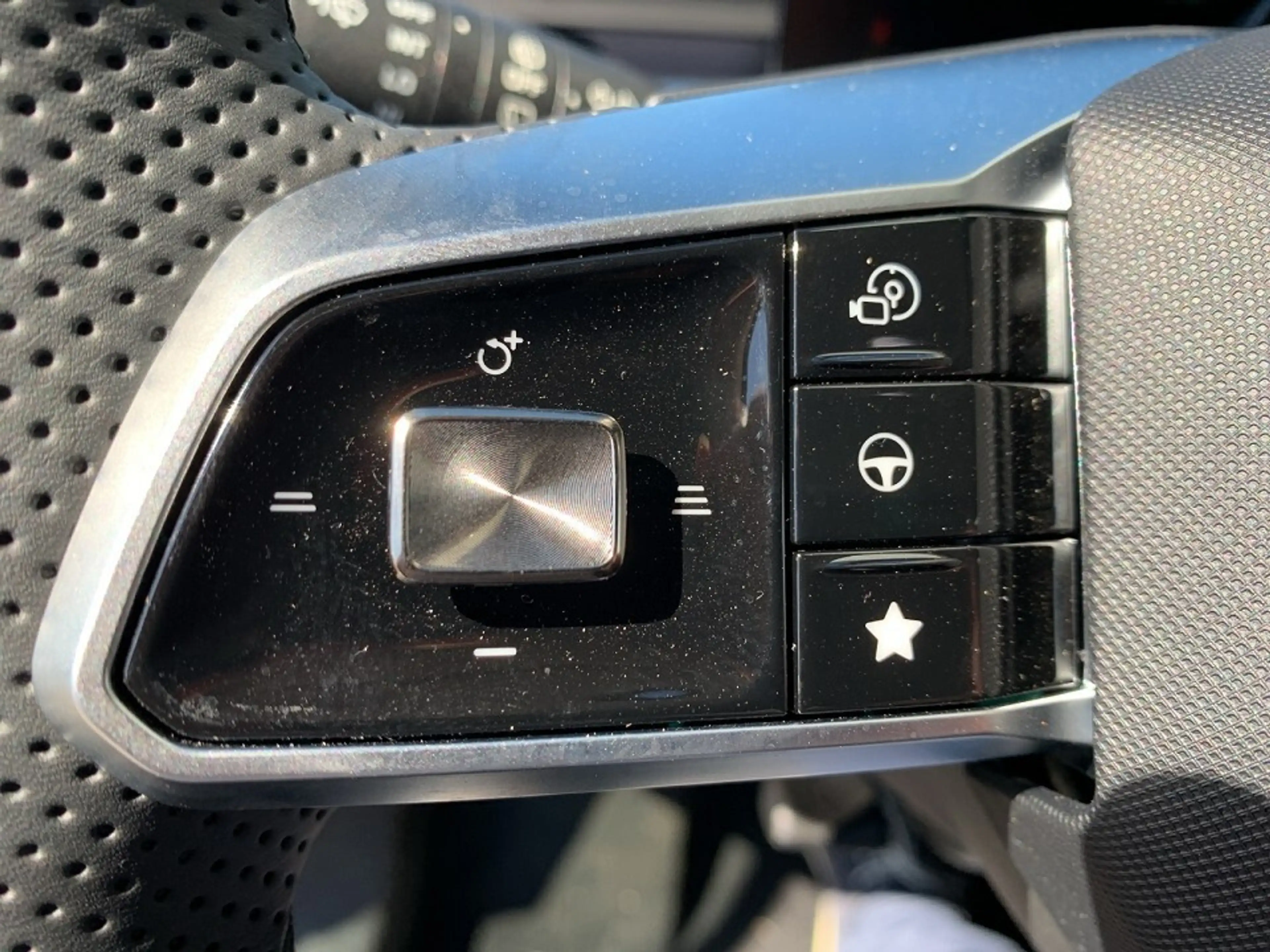 MG MG4 EV Urban 54 kWh Luxury — photo 15