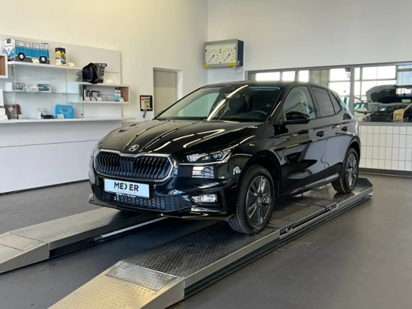 Skoda Fabia TOUR 1.0 TSI DSG *Navi,ACC,Sitzheizung* Schwarz - 2