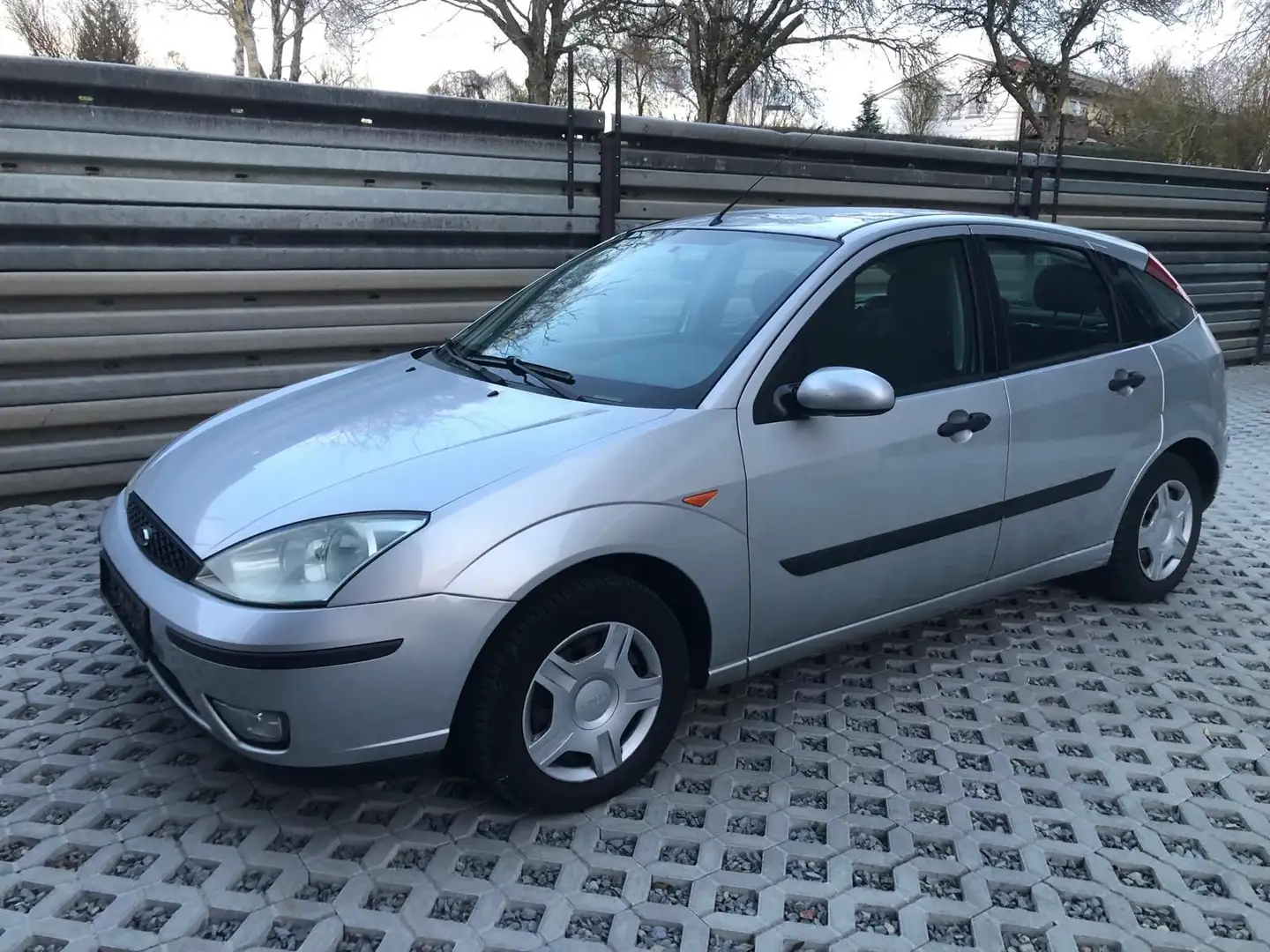 Ford Focus 1.6 sehr gepflegt AHK Silber - 1