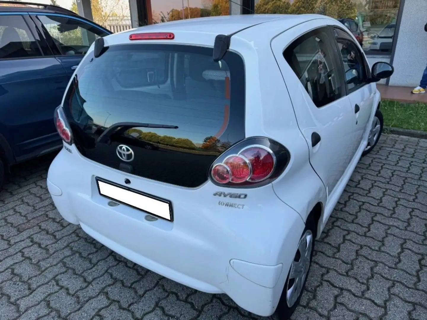 Toyota Aygo 1.0 Now Connect 5p Weiß - 2