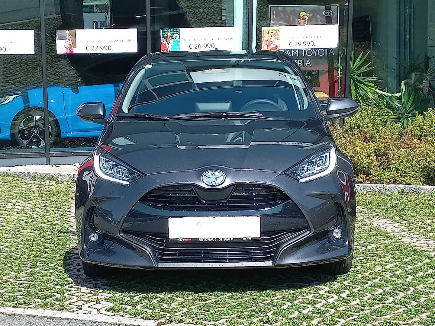 Toyota Yaris 1,5 Hybrid Active Drive Grau - 2