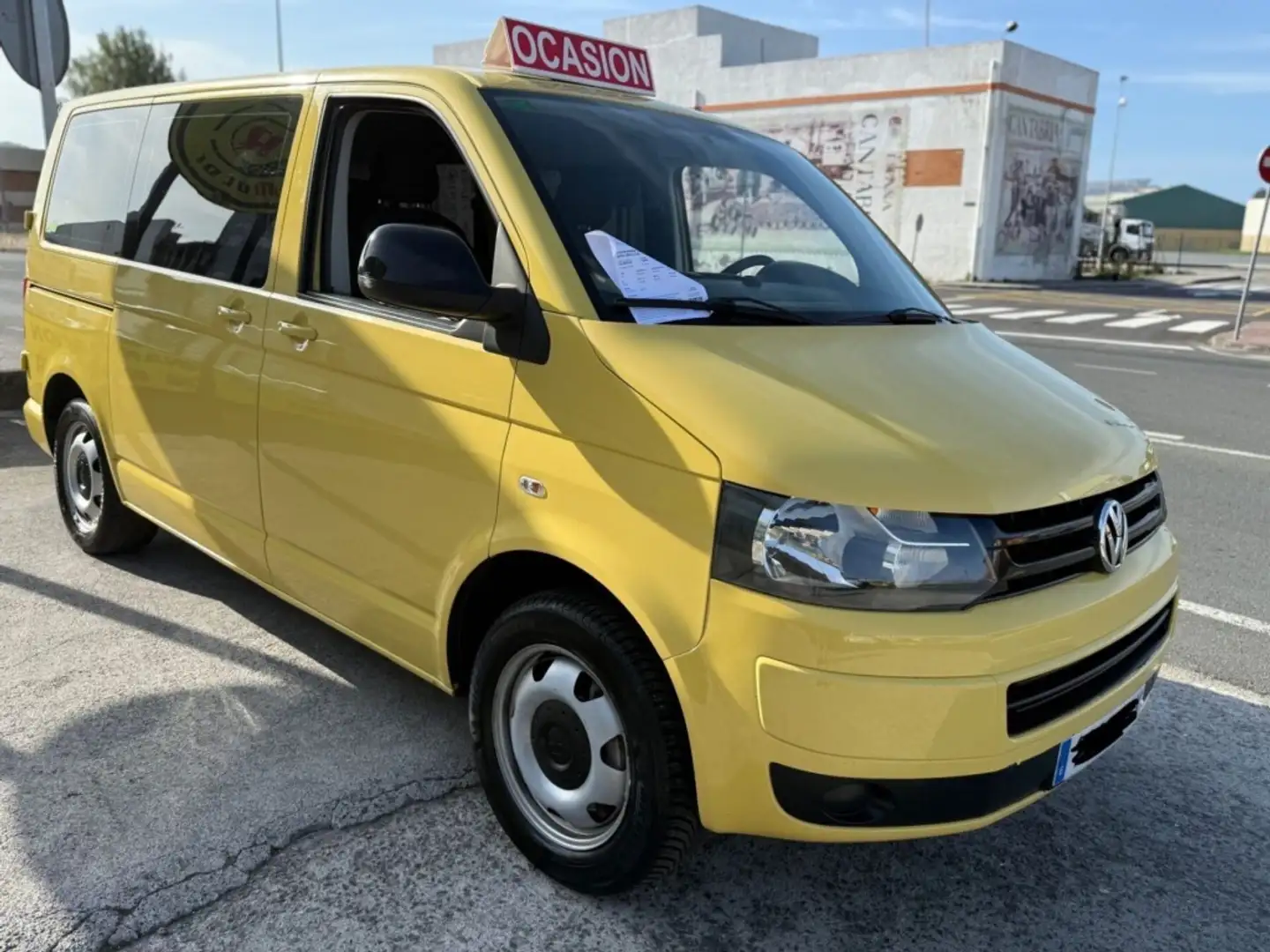 Volkswagen Transporter Kombi PRO 2.0TDI BMT Largo Techo Alto Amarillo - 2