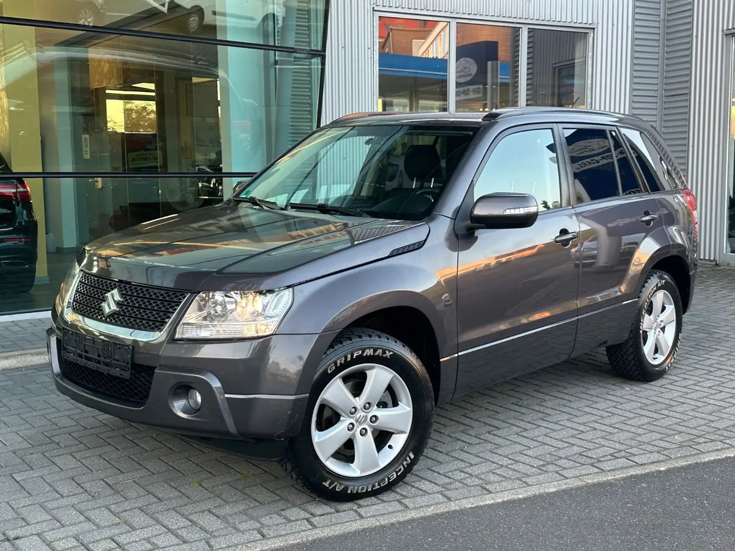 Suzuki Grand Vitara 2.4 VVT Comfort Klima SHZ PDC AHK Grau - 1