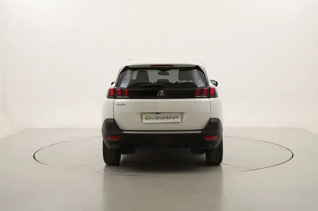 Peugeot 5008 view 4