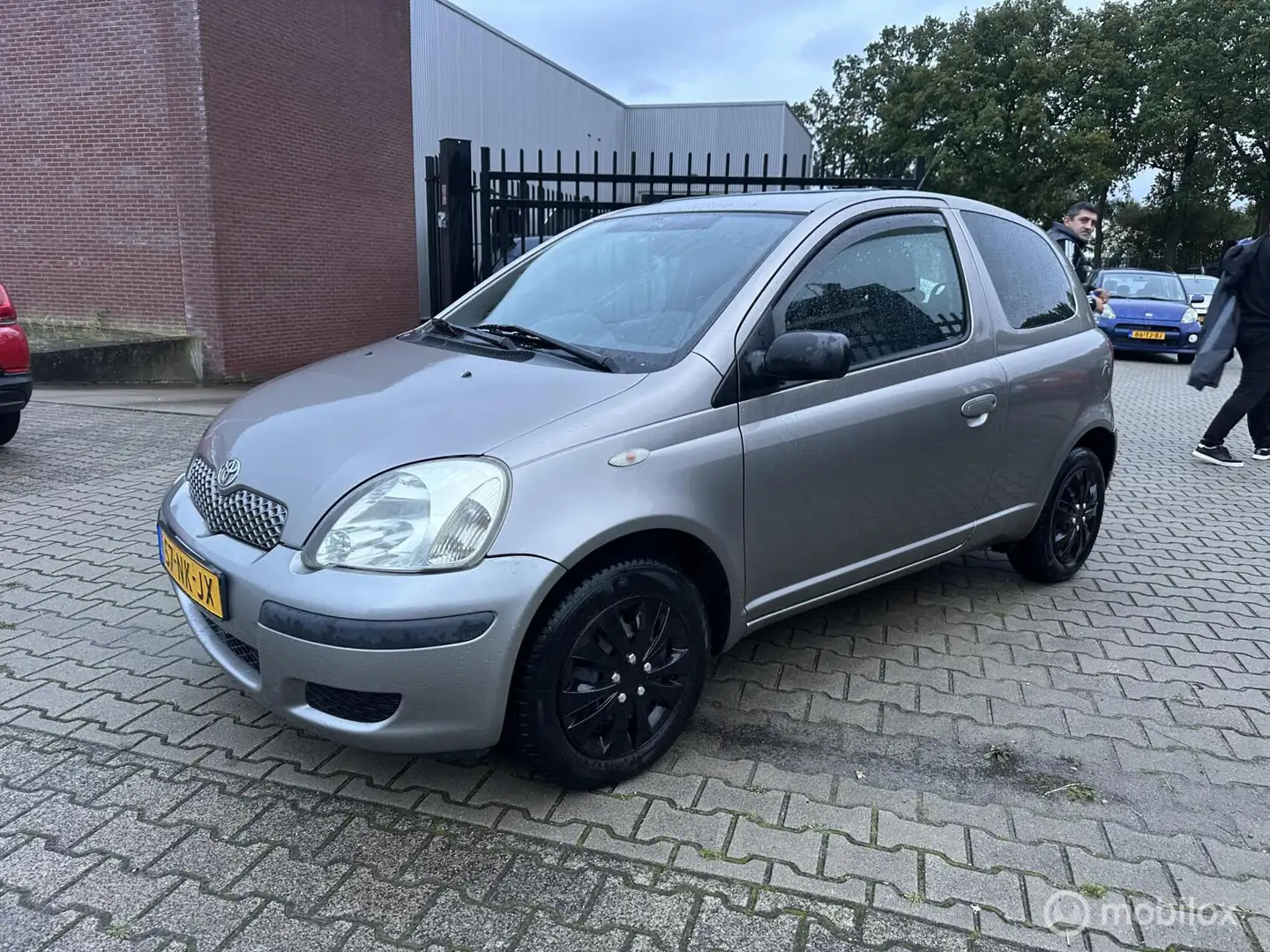 Toyota Yaris 1.0 VVT-i Gris - 1