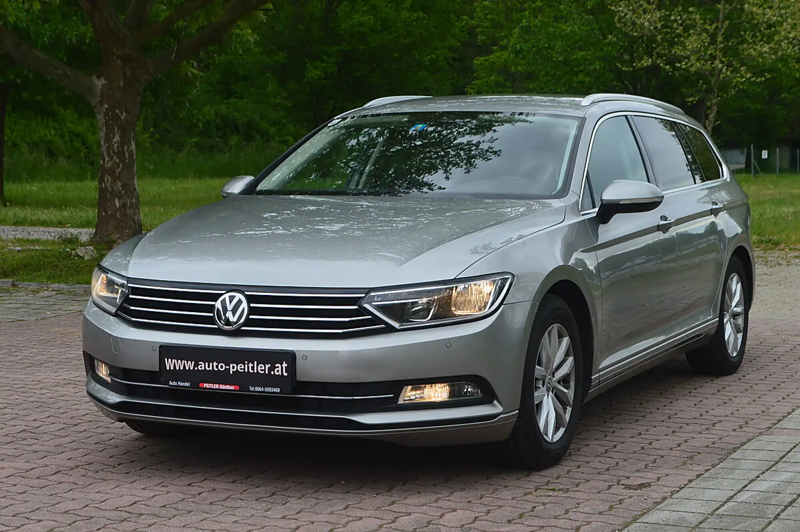 Volkswagen Passat Variant 1,6 TDI DSG+NAVI+SHZ+PDC+ Grau - 2
