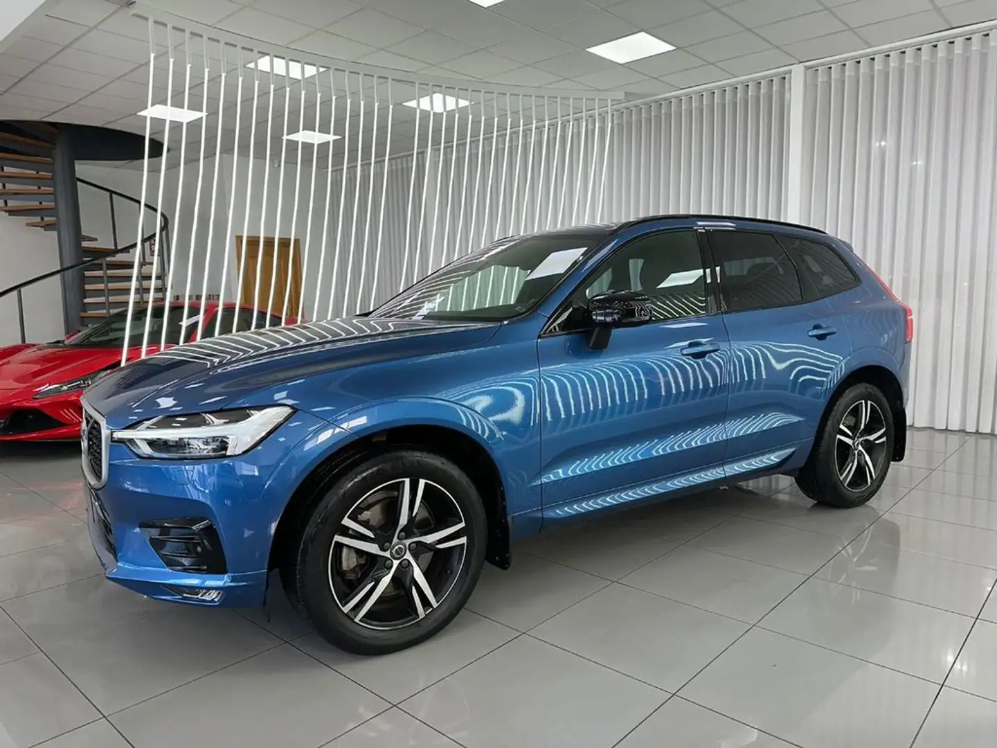 Volvo XC60 2.0 B4 D AWD RDesign Auto Blau - 2