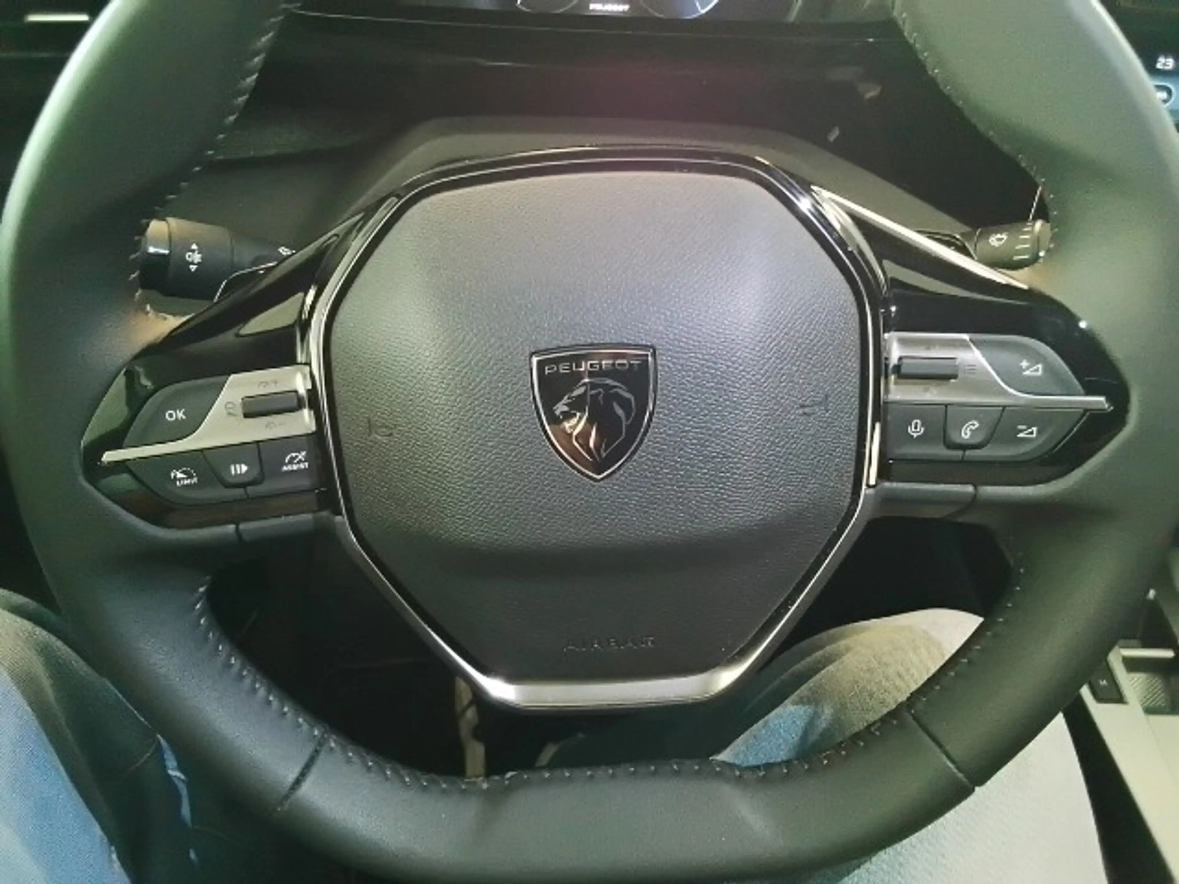 Peugeot 408 PureTech 130 EAT8 Allure Pack — photo 15