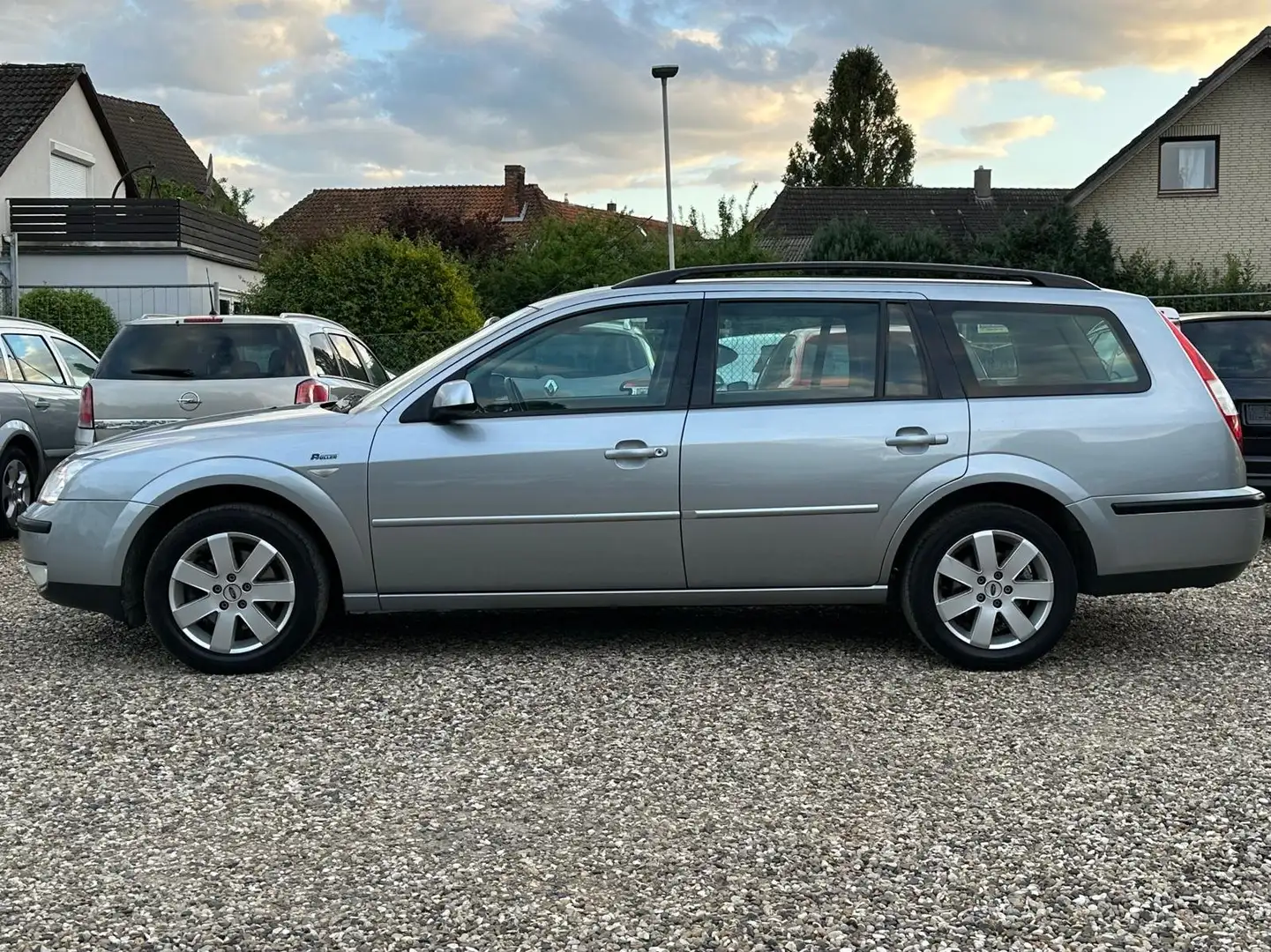 Ford Mondeo 1.8 Trend 1Hand Kombi Alu Sitzheizung 8xBereifung Plateado - 2