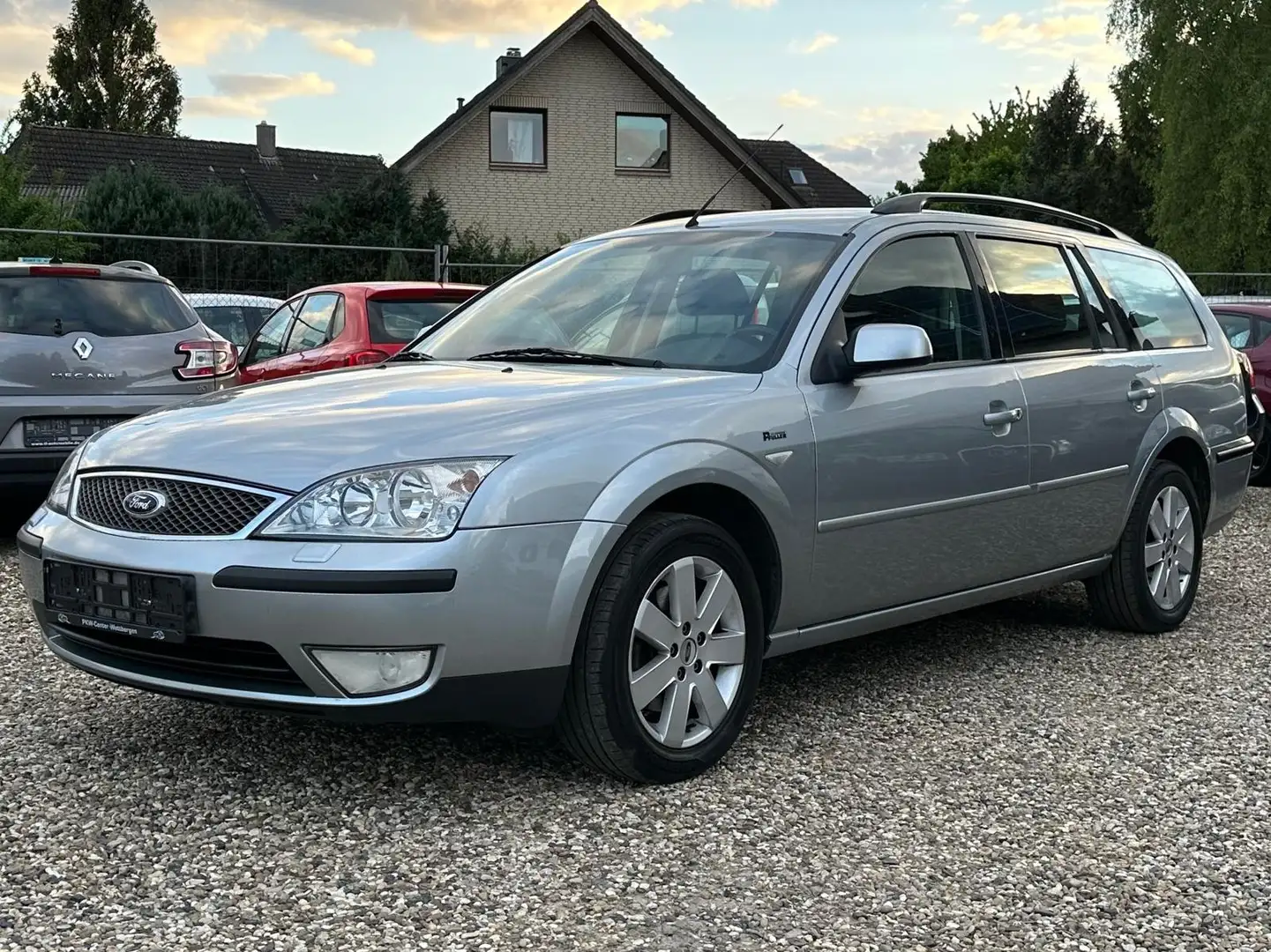 Ford Mondeo 1.8 Trend 1Hand Kombi Alu Sitzheizung 8xBereifung Plateado - 1
