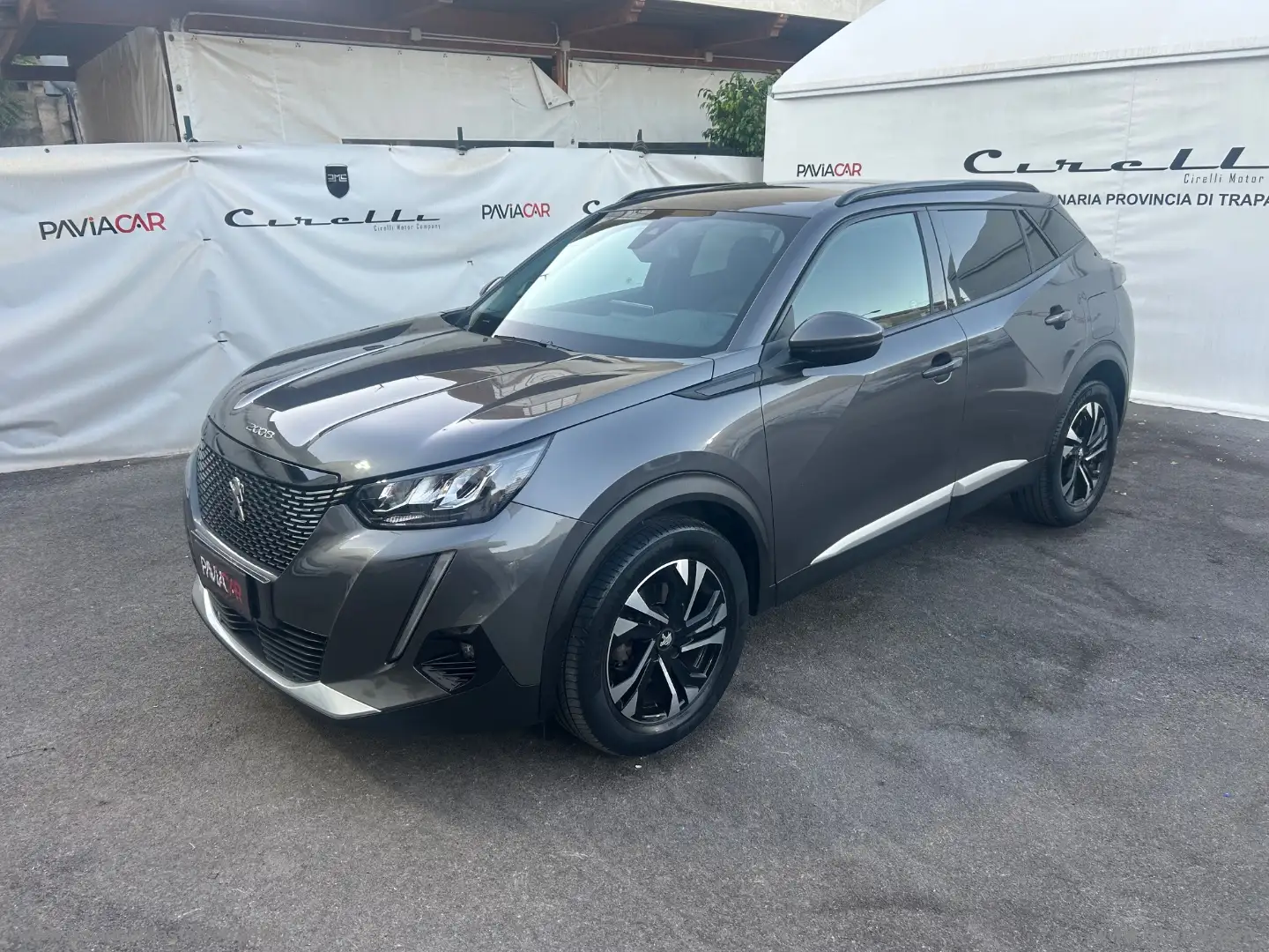 Peugeot 2008 BlueHDi 130 S&S EAT8 Allure Grau - 1