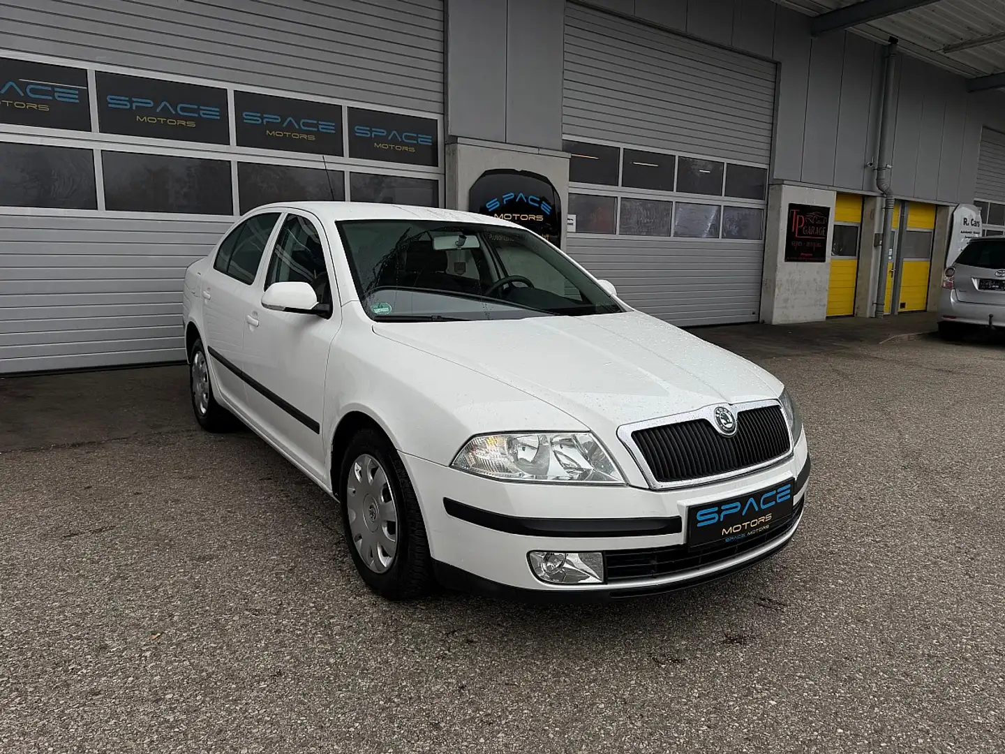 Skoda Octavia 1,6 FSI Ambiente Weiß - 1