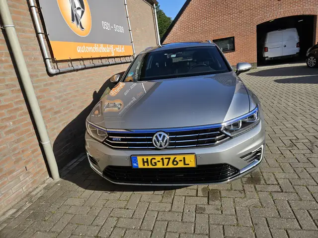 Volkswagen Passat view 2