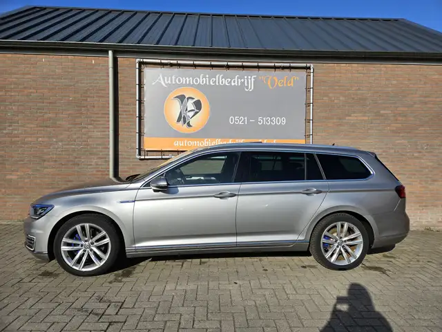 Volkswagen Passat view 3