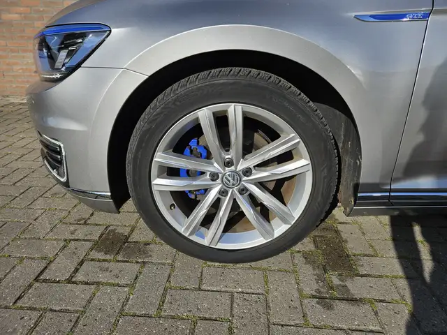Volkswagen Passat view 4