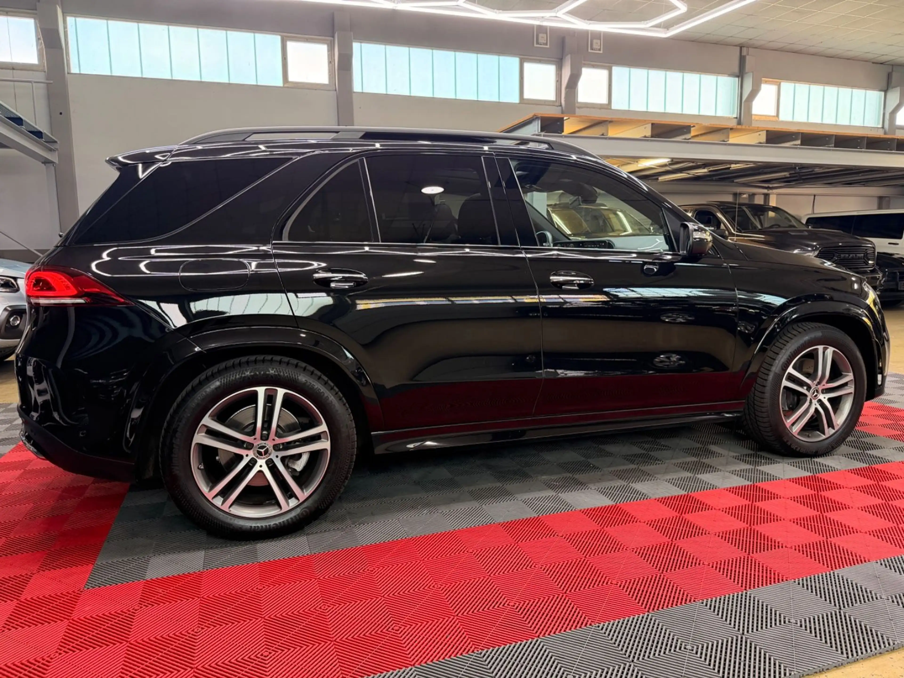 Mercedes-Benz GLE 400 d 4Matic AMG Line Pano HUD Burmester 360° — photo 12