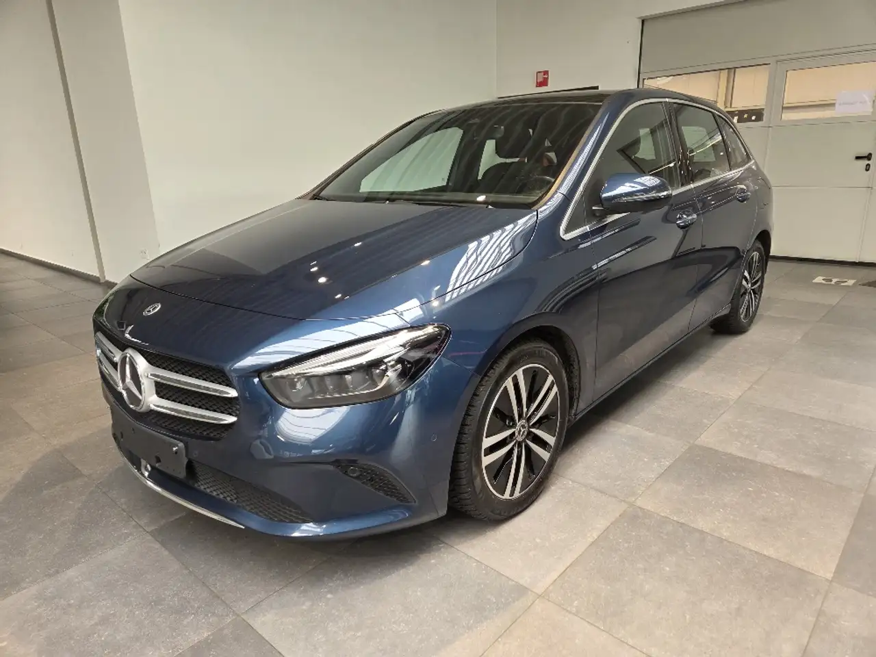 Mercedes-Benz B 180