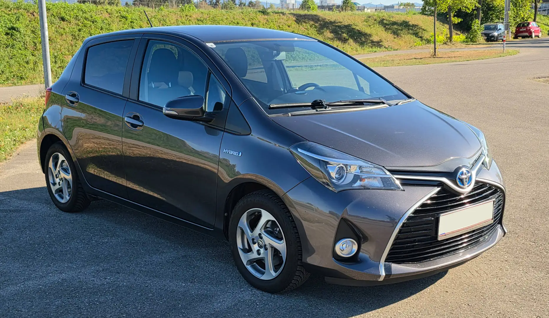 Toyota Yaris Yaris 1,5 VVT-i Hybrid Edition45 Edition45 Grau - 2