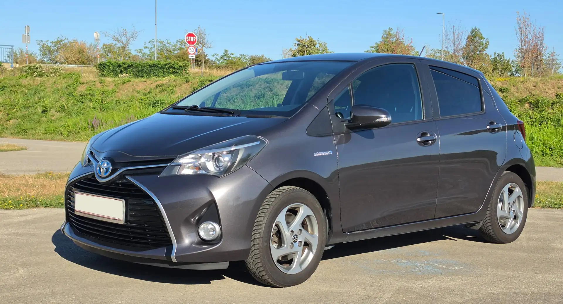 Toyota Yaris Yaris 1,5 VVT-i Hybrid Edition45 Edition45 Grau - 1