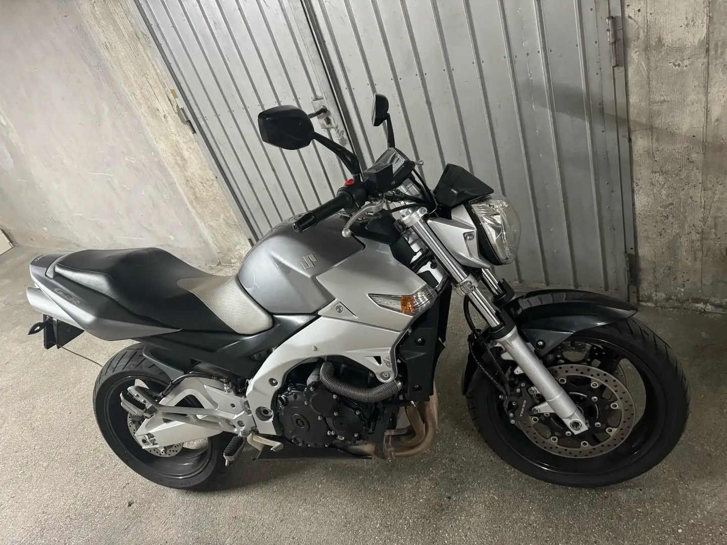 Suzuki GSR 600 - 2