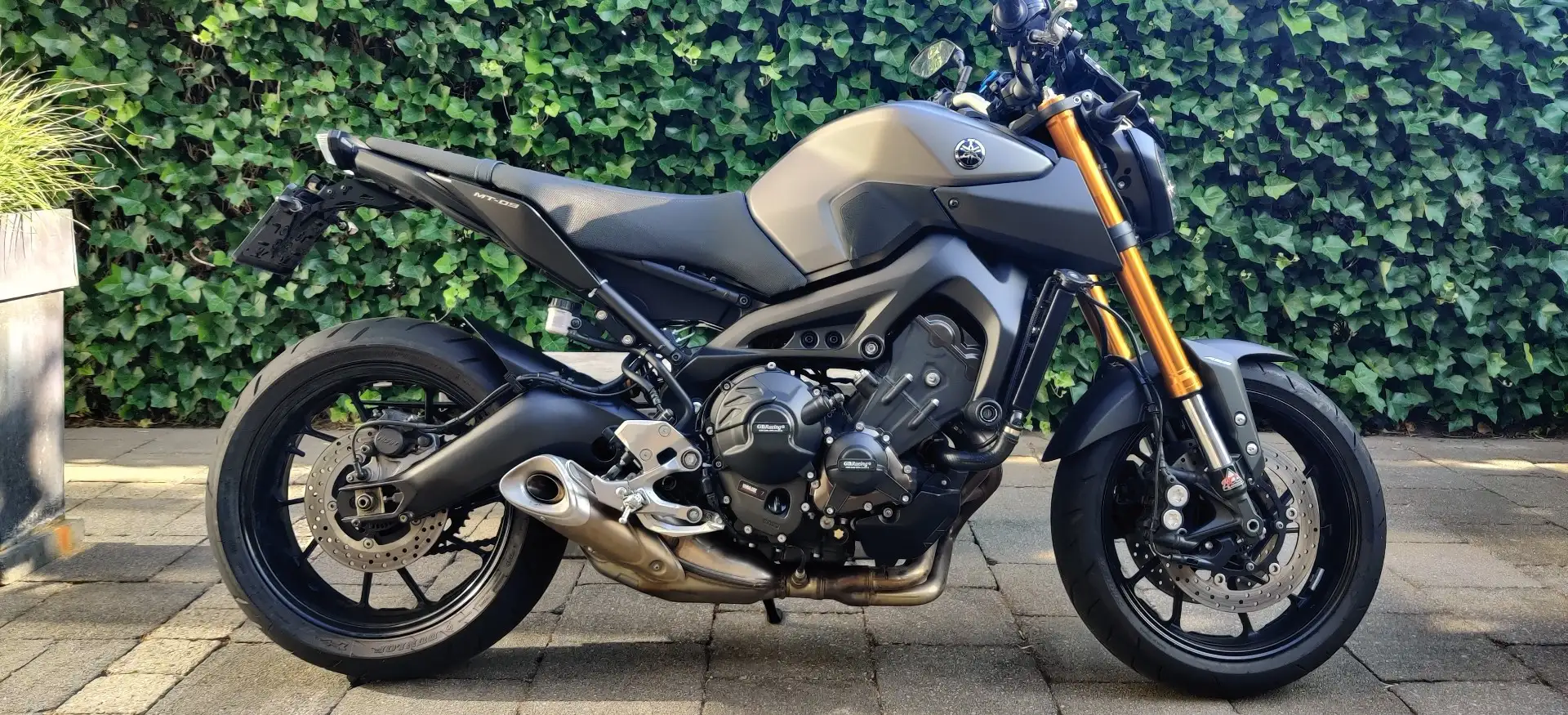Yamaha MT-09 Yamaha MT-09 met weinig KM's en veel opties Grijs - 2