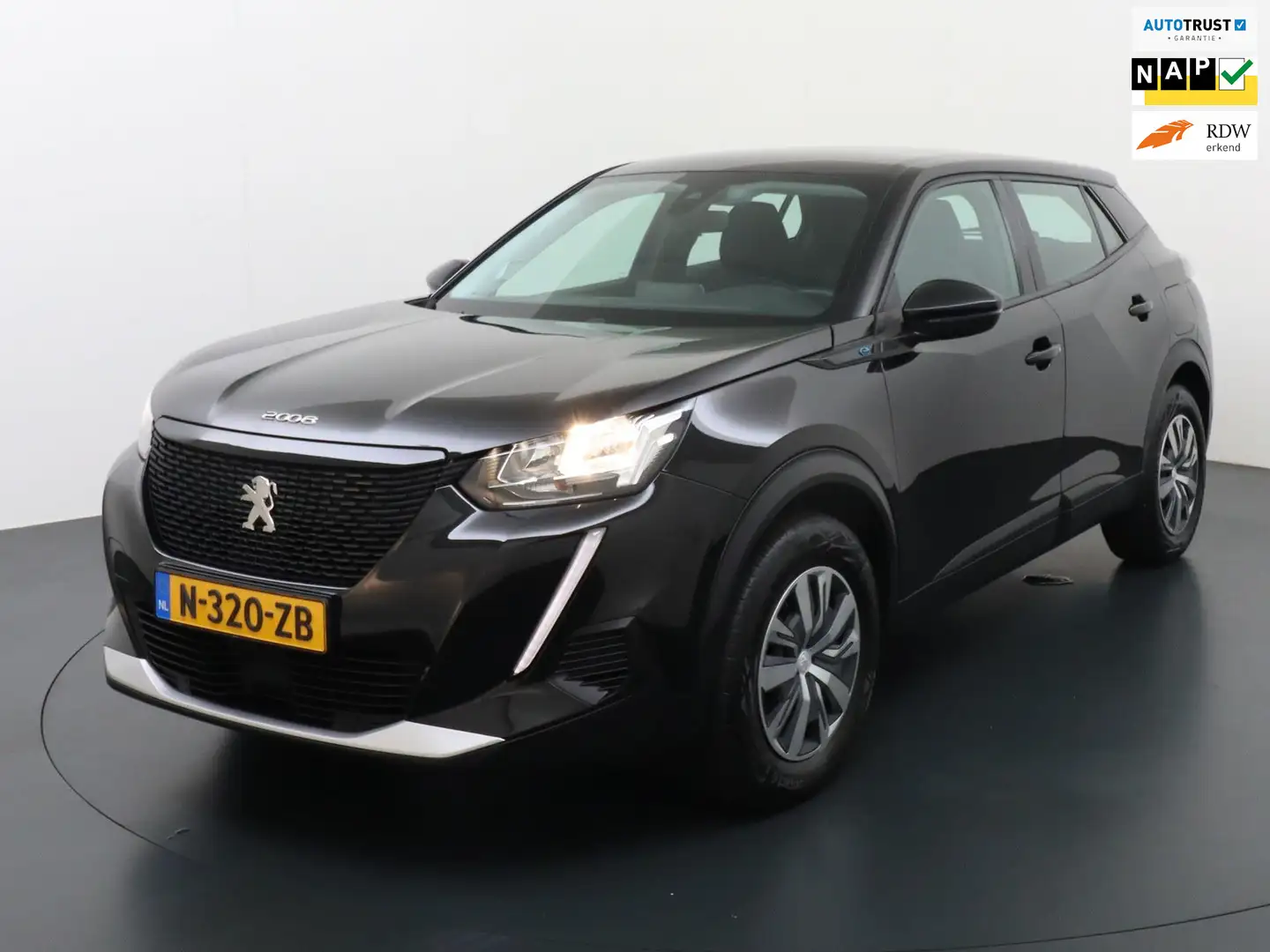 Peugeot e-2008 EV Active 50 kWh Zwart - 1