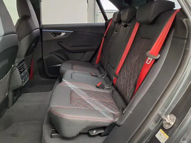 Audi Q8 view 10