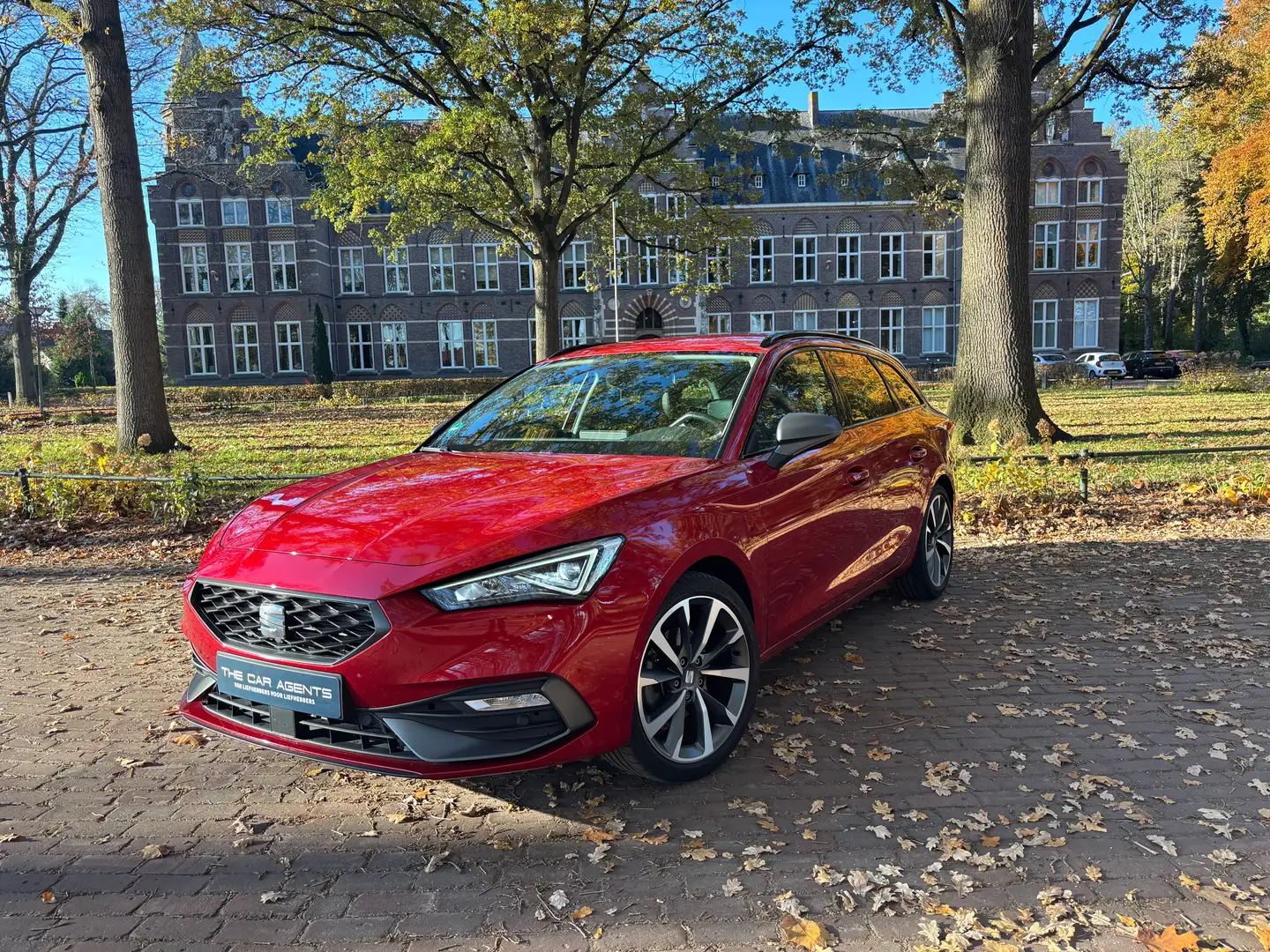 SEAT Leon Sportstourer 1.5 eTSI FR Automaat buss. intense Rood - 1