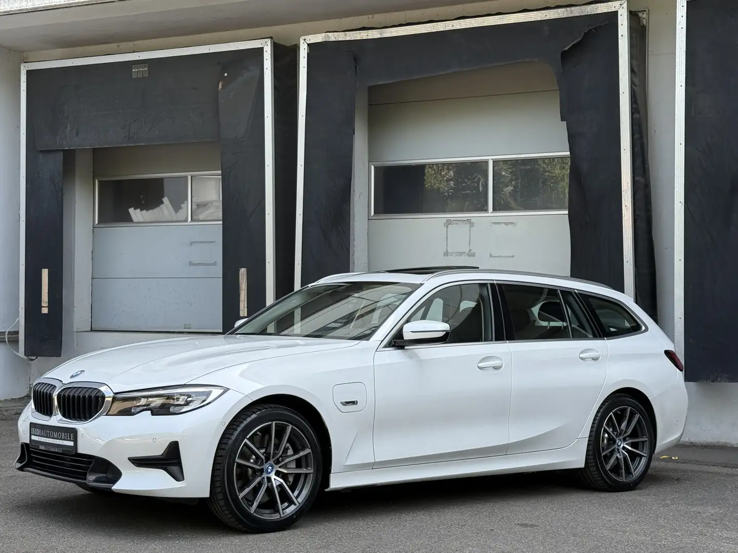 BMW 330 e xDrive Sport Line LED LiveCock Pano AHK Blanc - 2