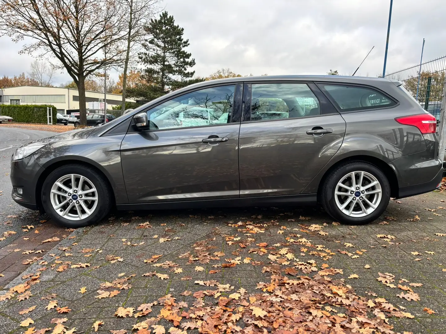 Ford Focus 1.6 Ti-VCT Business AUTOMATIK 39 000 KM Grau - 2