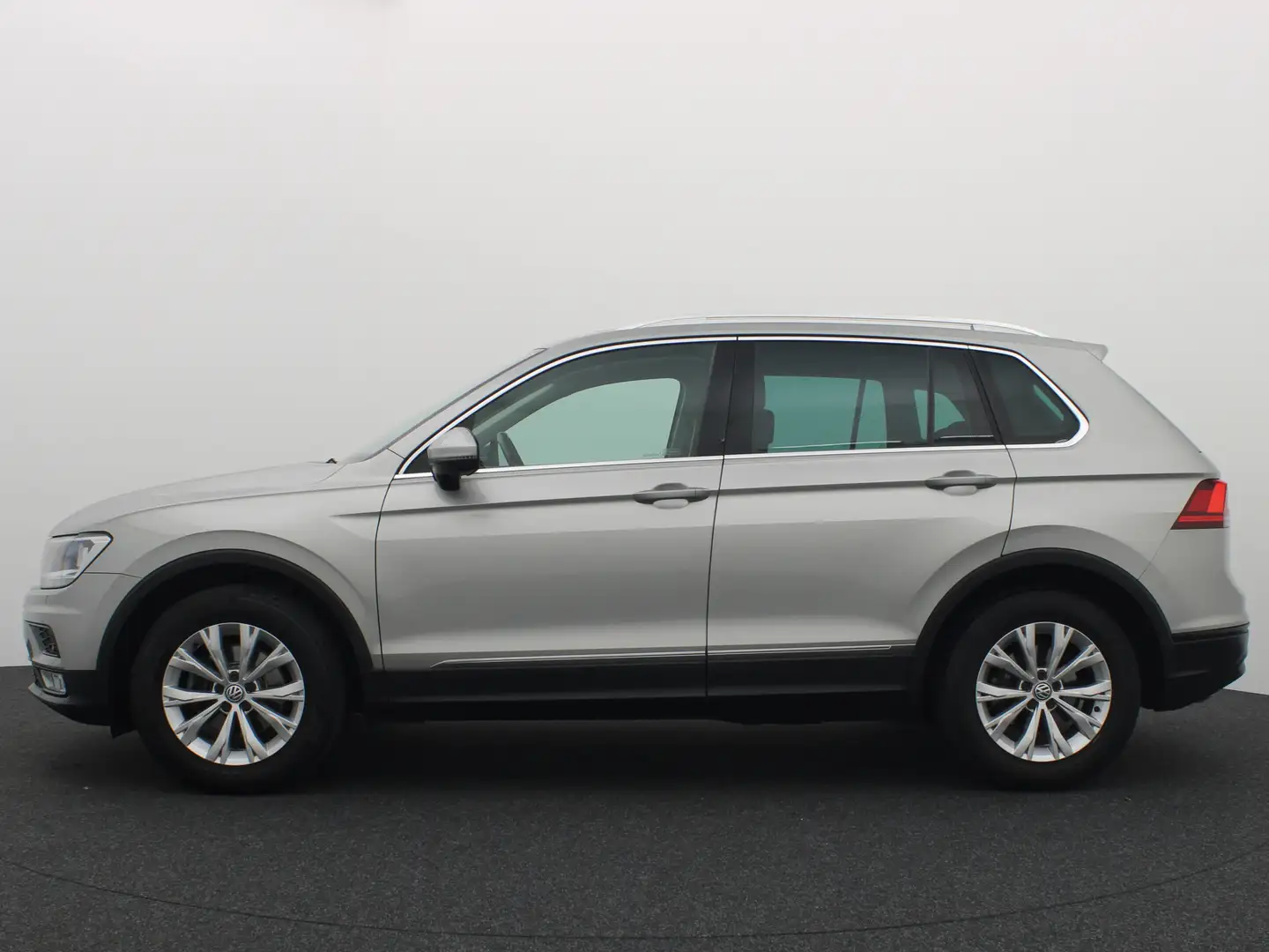 Volkswagen Tiguan 1.4 TSI Connected Series TREKHAAK / PANORAMADAK / Grijs - 2