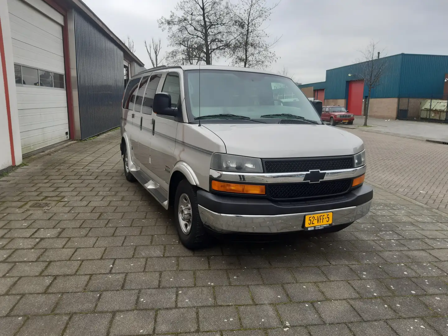 Chevrolet Express DURAMAX Beżowy - 2