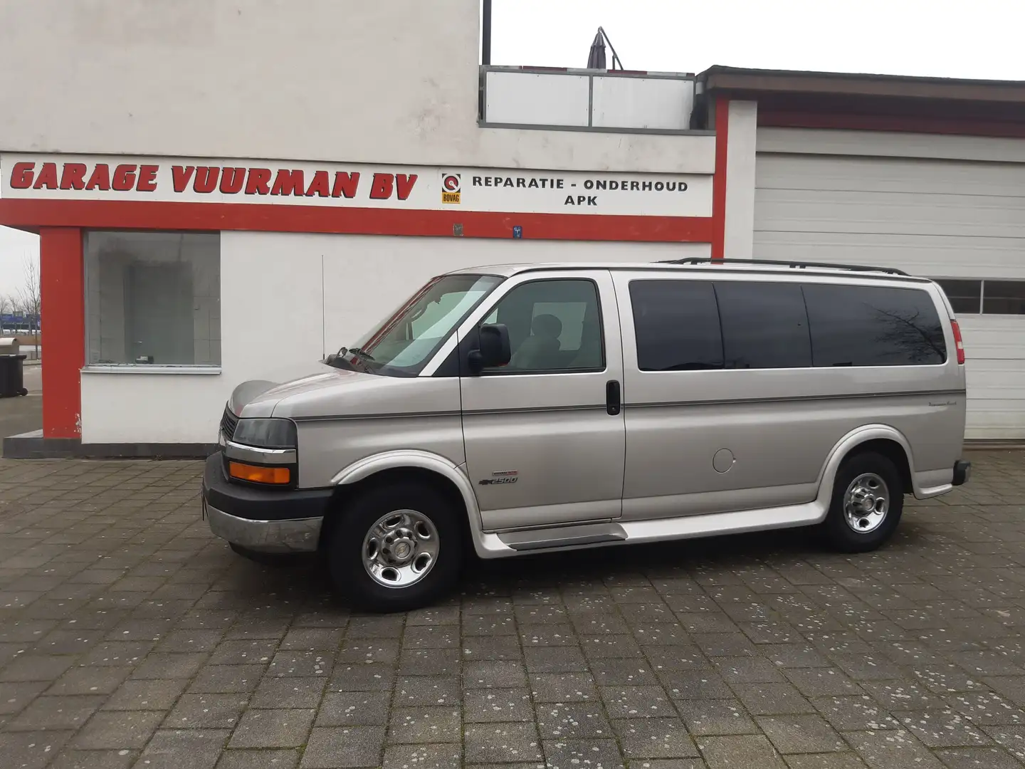 Chevrolet Express DURAMAX bež - 1