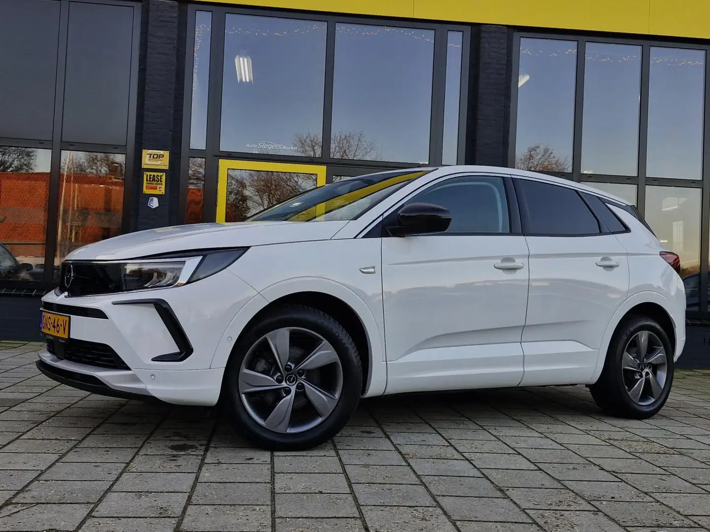 Opel Grandland 1.2 Turbo 130PK Automaat | Park. Camera + Sensoren Wit - 1